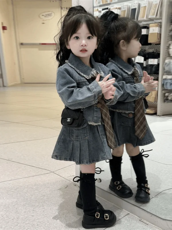 

Весенне-осенний наряд для девочек, новинка 2023 года, модная джинсовая плиссированная юбка, комплект из двух предметов, длинный шелковый топ свека для маленьких девочек