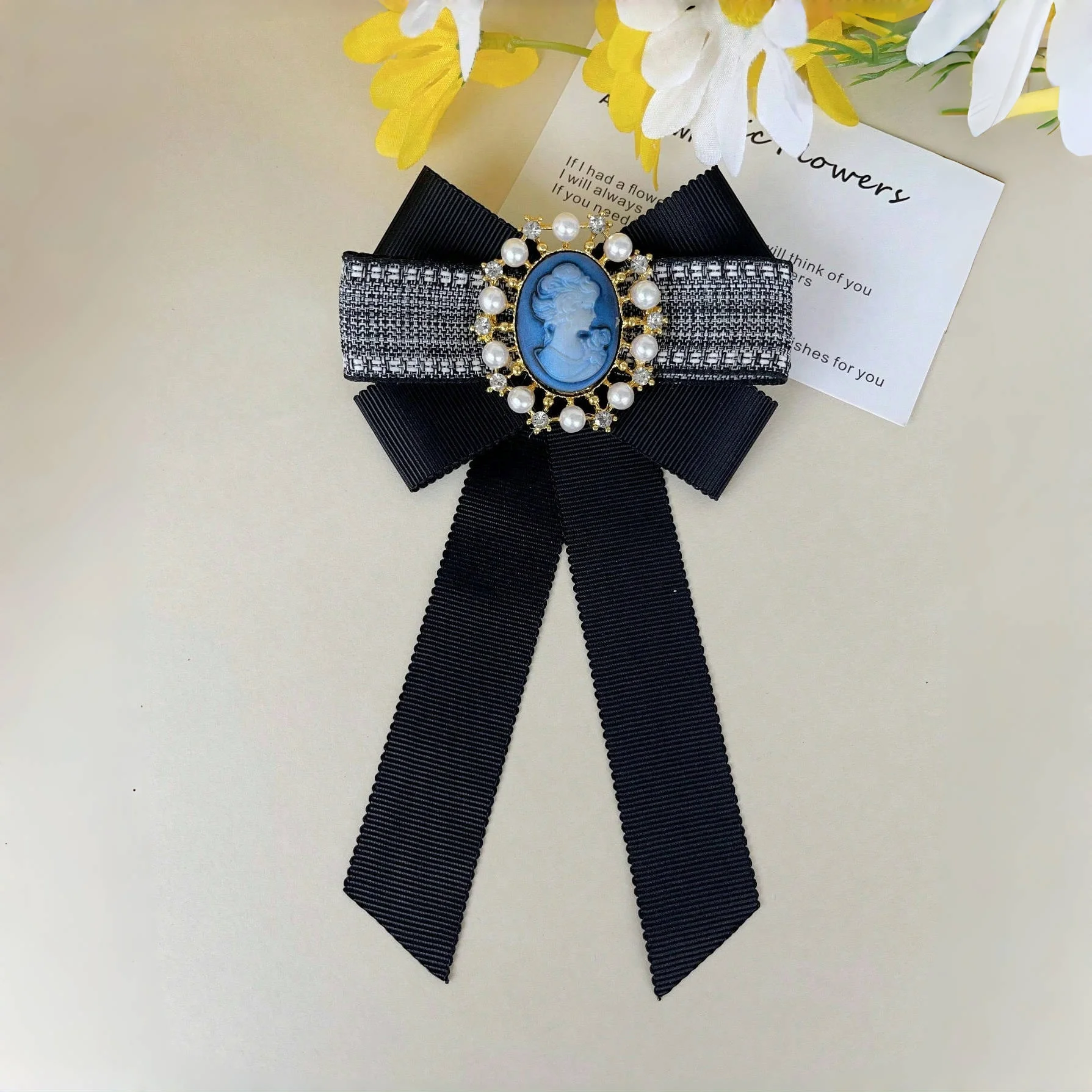 ヴィンテージの高級スタイルの黒いサテンの蝶ネクタイ1個、真珠や宝石で飾られ、ビジネス交渉、ディナーパーティー、カクテルパーティー、ロマンチックなデートに適しています、光沢のあるポリエステル繊維（ポリエステル）