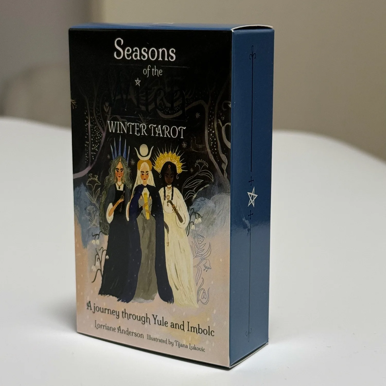 

Seasons of The Witch: Winter Tarot — 78-карточная колода для гадания по Таро на тему Юл и Имболка — карты для настольной игры в гадание в стиле народного искусства