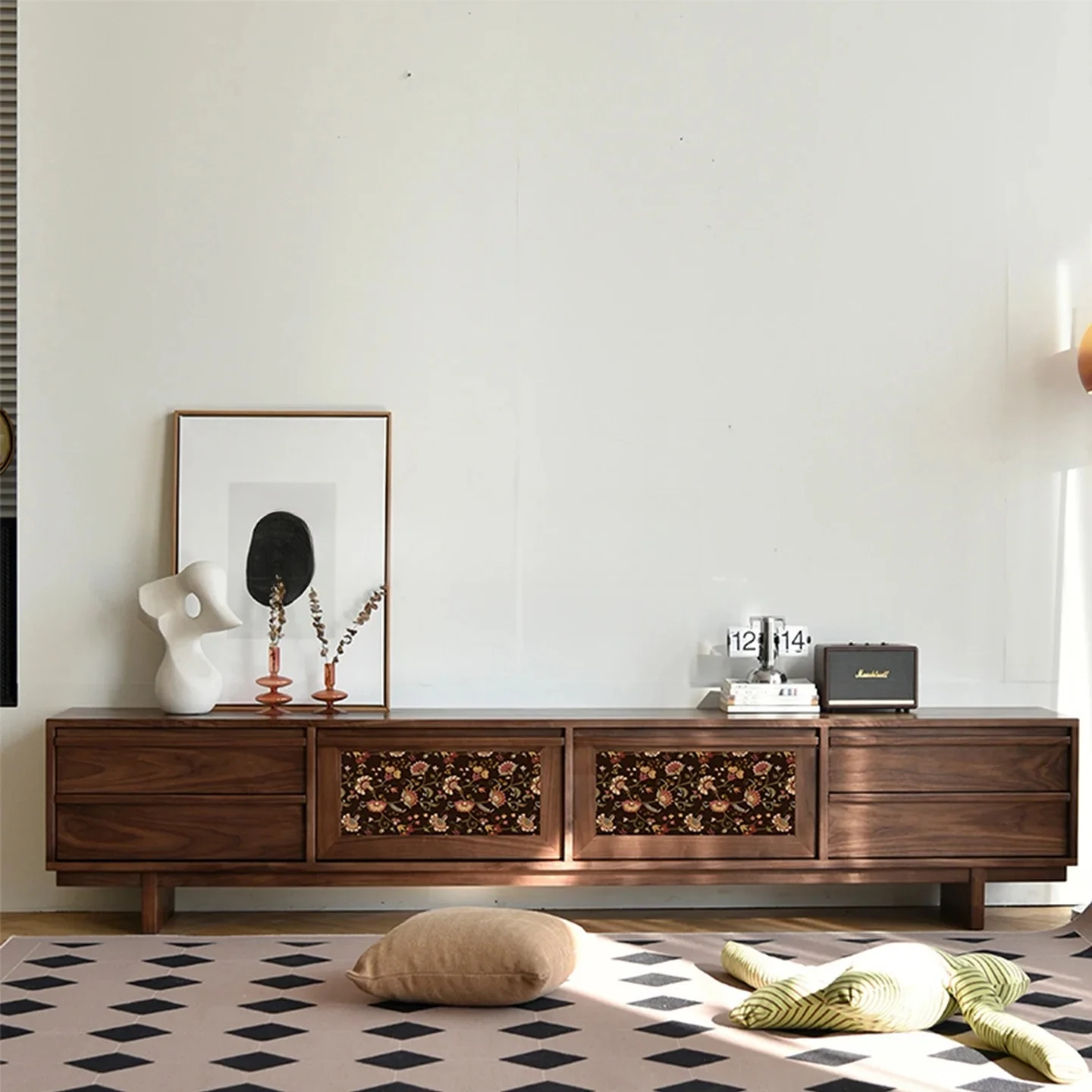 

ТВ-тумба TT из черного ореха в стиле Wabi-Sabi: ретро-шкаф для аудио-видеооборудования для небольших квартир