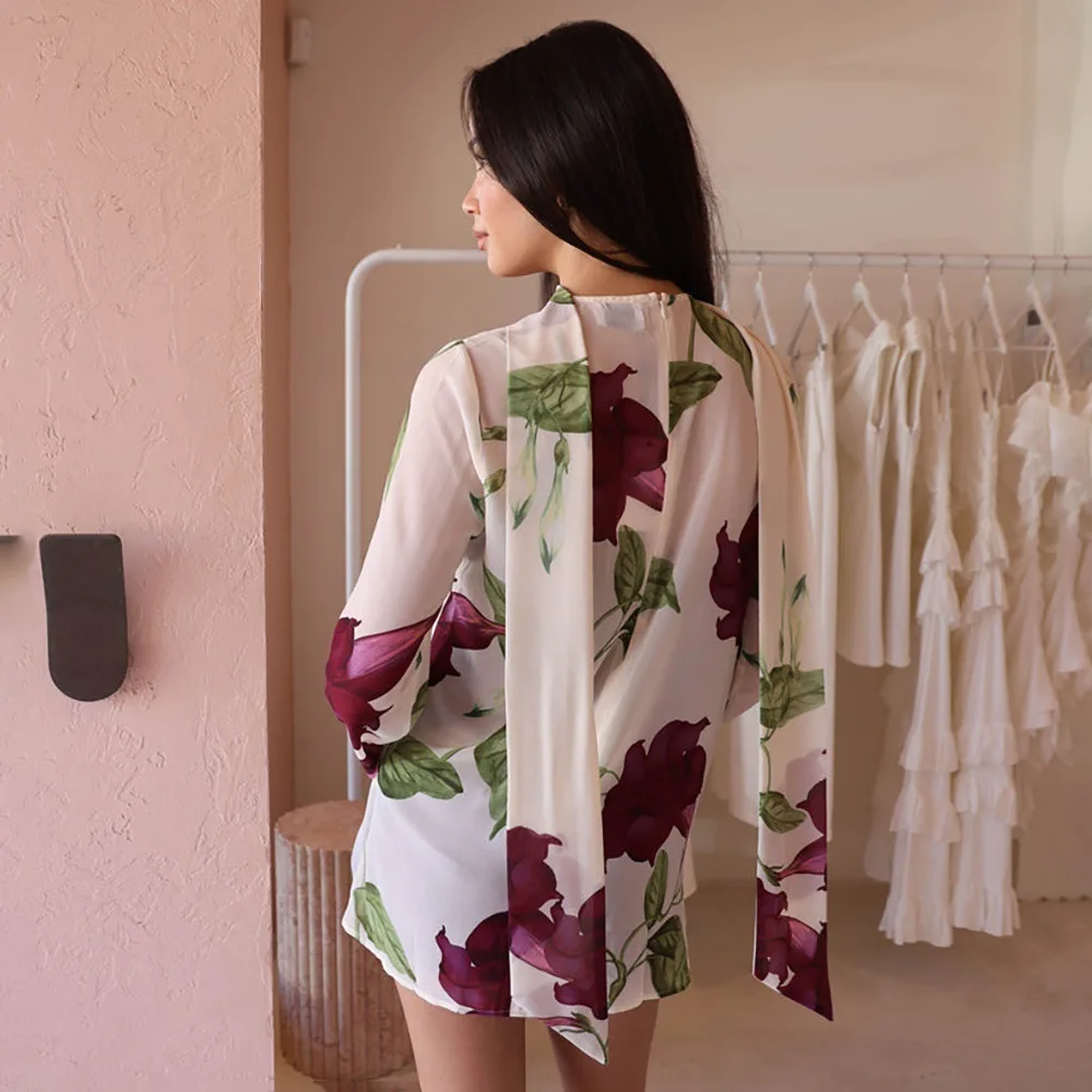 เดรสสั้นแขนยาวทรงตรงพิมพ์ลายใหม่สำหรับฤดูร้อนปี 2025 คอทรงกลม สายผูก ดีไซน์หรูหรา