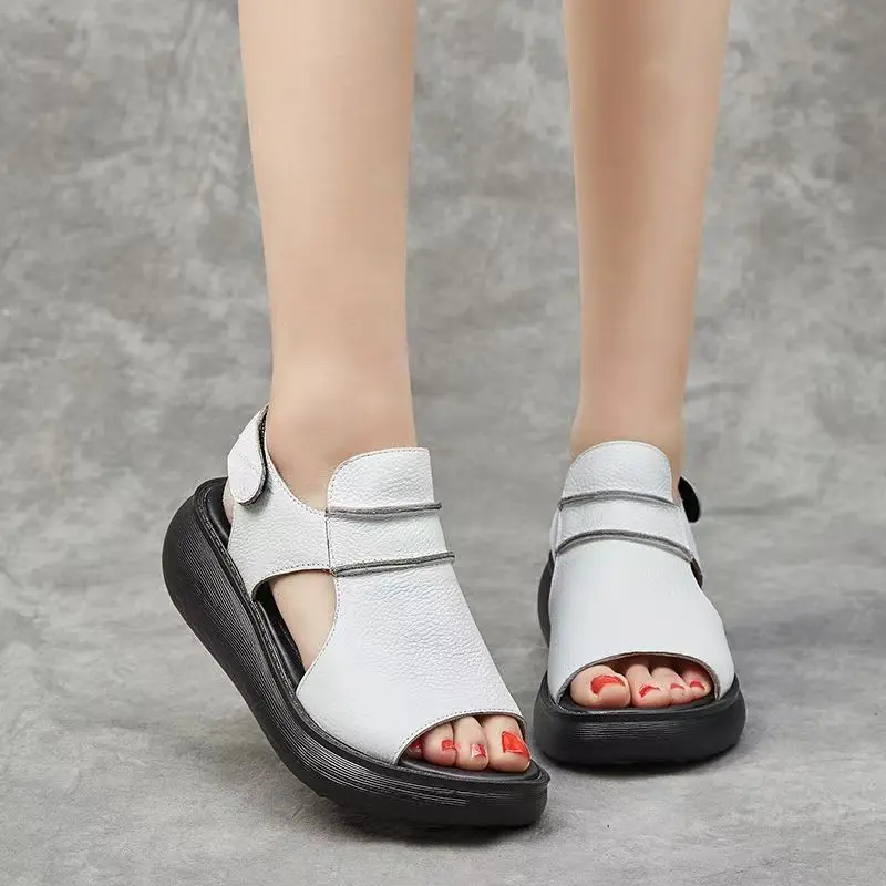 

Женские кожаные сандалии с открытым носком на толстой подошве, новые летние легкие нескользящие дышащие сандалии без шнуровки на танкетке, пляжные сандалии