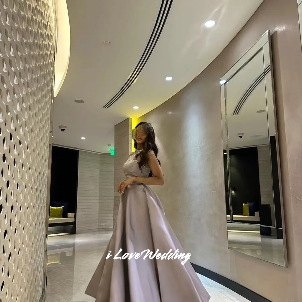 Abiti da ballo viola con scollo all'americana 2025 Abito da sera lungo fino al pavimento in raso senza maniche a trapezio con perline Abito da cerimonia nuziale personalizzato