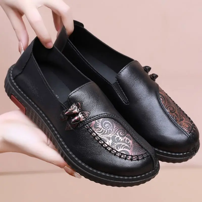 Spring Women Leather Casual Loafers Slip On Women's Flats Shoes Ladies Soft Bottom Breathable Flat Shoes Grandma's shoes