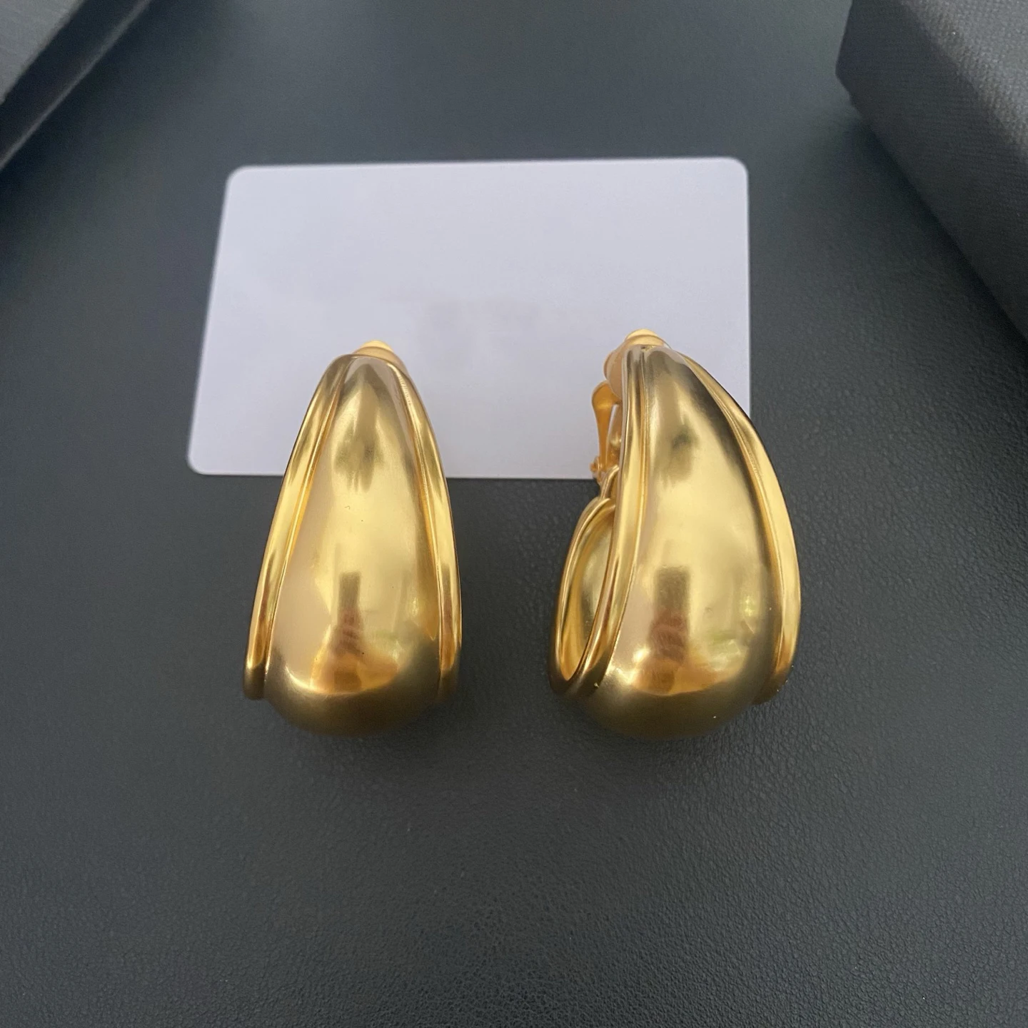 

Европейские и американские модные латунные позолоченные широкие серьги, большие зажимы для ушей, изящные ювелирные изделия для женщин, дизайнерские ювелирные изделия