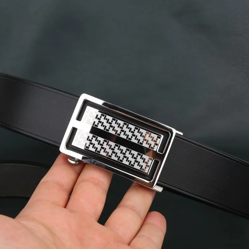 イタリアから輸入した新しいハイライトバックル本革ベルト、トップレイヤー牛革ベルト、304ステンレス鋼歯なし自動ベルト