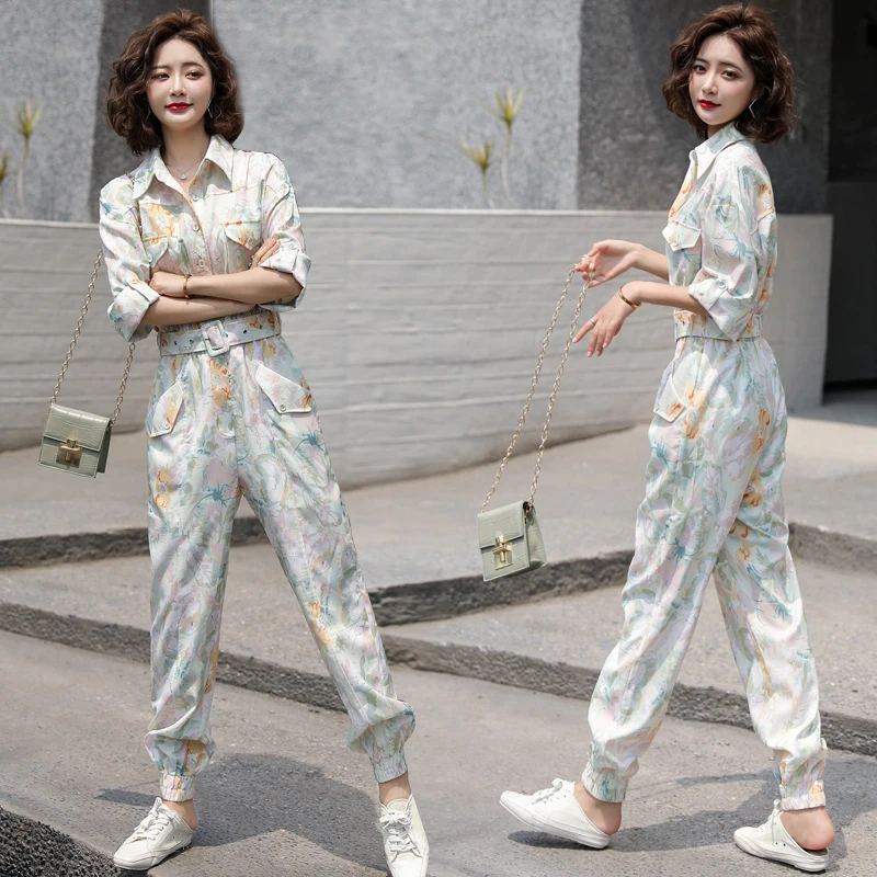 

Модный спортивный повседневный комплект для женщин, лето 2026, новый корейский стиль, с коротким рукавом, с цветочным принтом, комплект из двух предметов, трендовый, из полиэфирного волокна