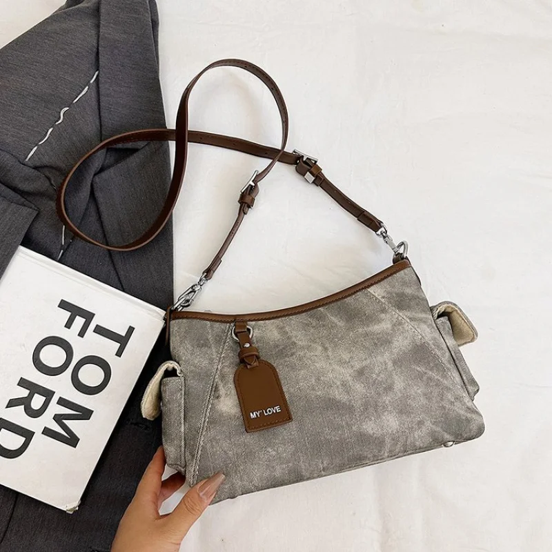 

Vintage Reissue Crossbody Bag For Ladies With Turn Lock Closure And High Fidelity Leather Material