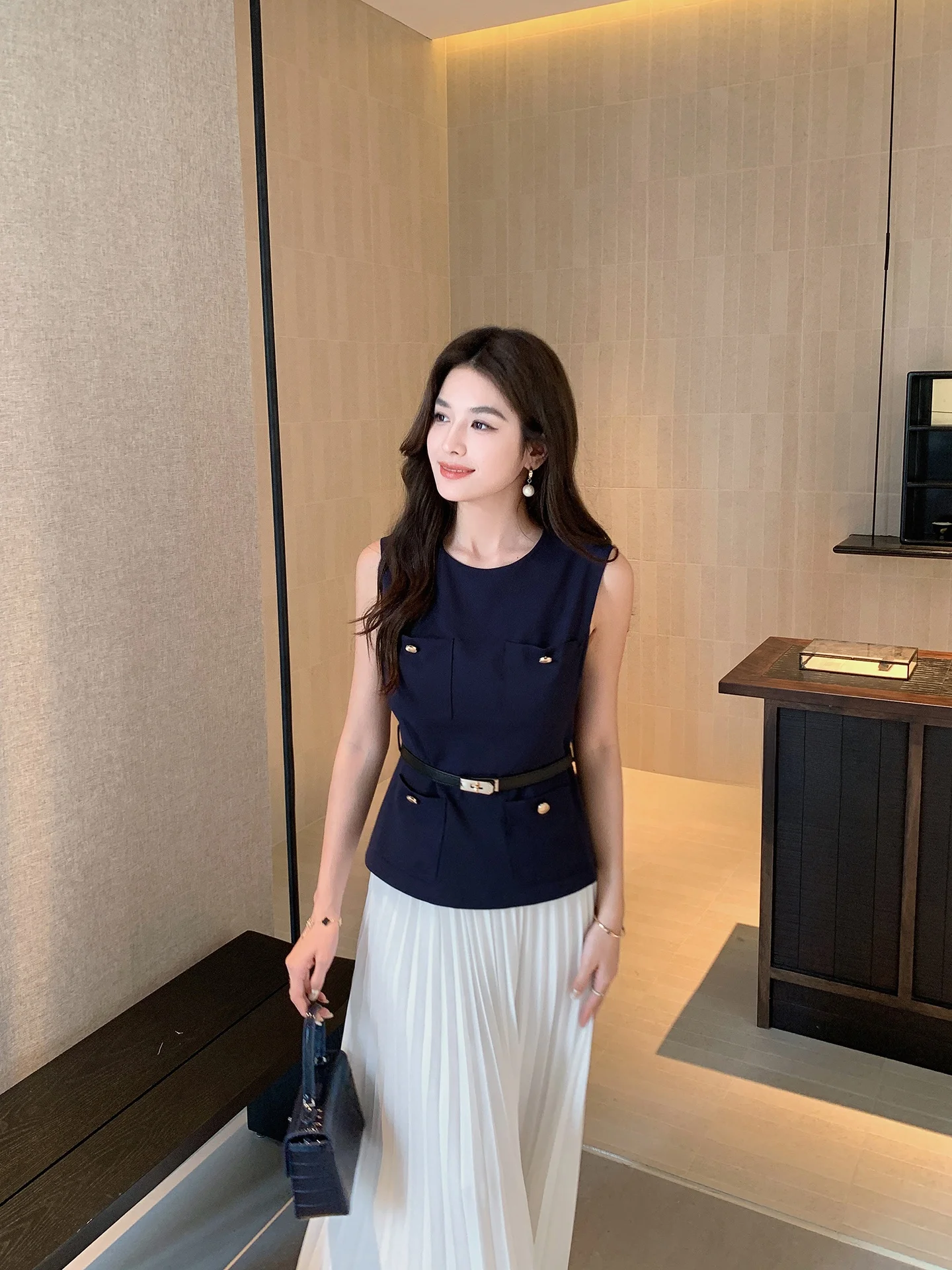 Ms.Daoge Fashionable Sleeveless Slim Fit Vest Women's Business Casual Breathable Polyester Summer Top Age Defying Trendy