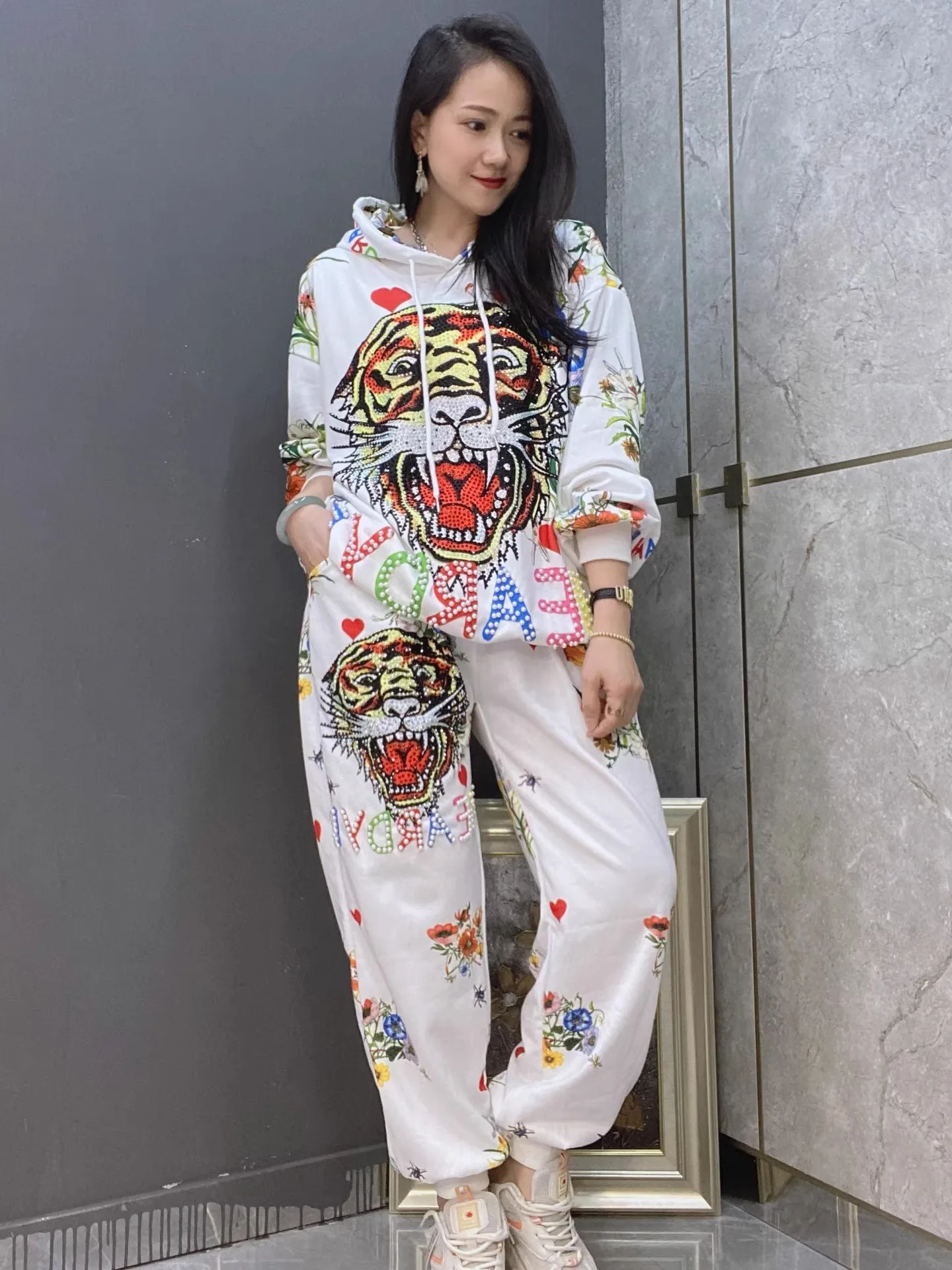 

Весенне-осенний повседневный комплект премиум-класса: женский свитшот с длинным рукавом и брюки, с принтом «Голова тигра» и бисерной отделкой, 2025 год