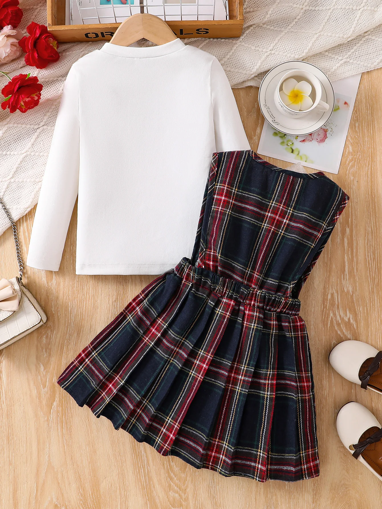2-Piece Set: Girls' Casual Round-Neck White T-Shirt Top + Plaid Dress for Spring, Autumn, and Winter. Girls' Preppy Style Pullover Undershirt Paired with a Waist-Cinching Dress, Vintage Skirt, Youthful Fashion, Elegant Ladylike Style, Chanel-Inspired Knit Autumn Dress Two-Piece Set, Suitable for Ages 4-5-6-7-8, Suitable for Outdoor Activities, Casual Wear, Parties, Holiday Gifts