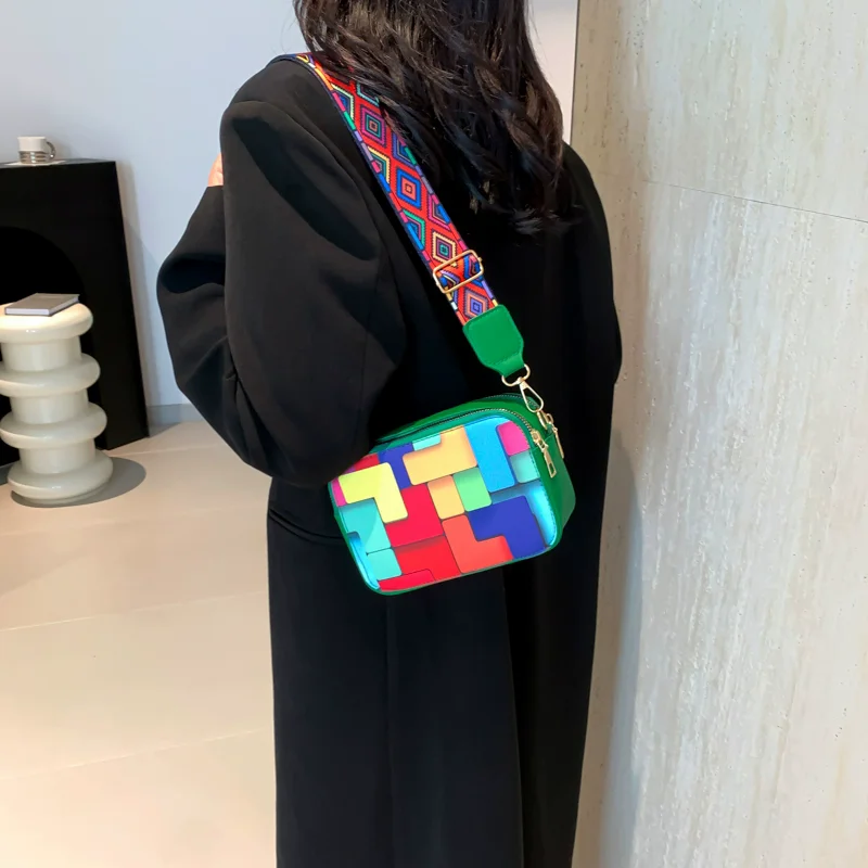 حقيبة نسائية صغيرة على الموضة بحزام عريض حقيبة كتف كروسبودي PU بلون سادة حقيبة مطلية فاخرة حقيبة مربعة قوانغتشو Bolsas