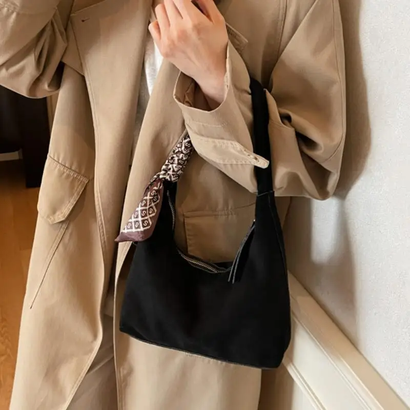 Retro-Handtaschen aus weichem PU-Leder für Damen, zum Tragen über der Schulter oder unter dem Arm, mit Seidenschal, lässige, einfarbige Damen-Umhängetaschen. – Detail 4