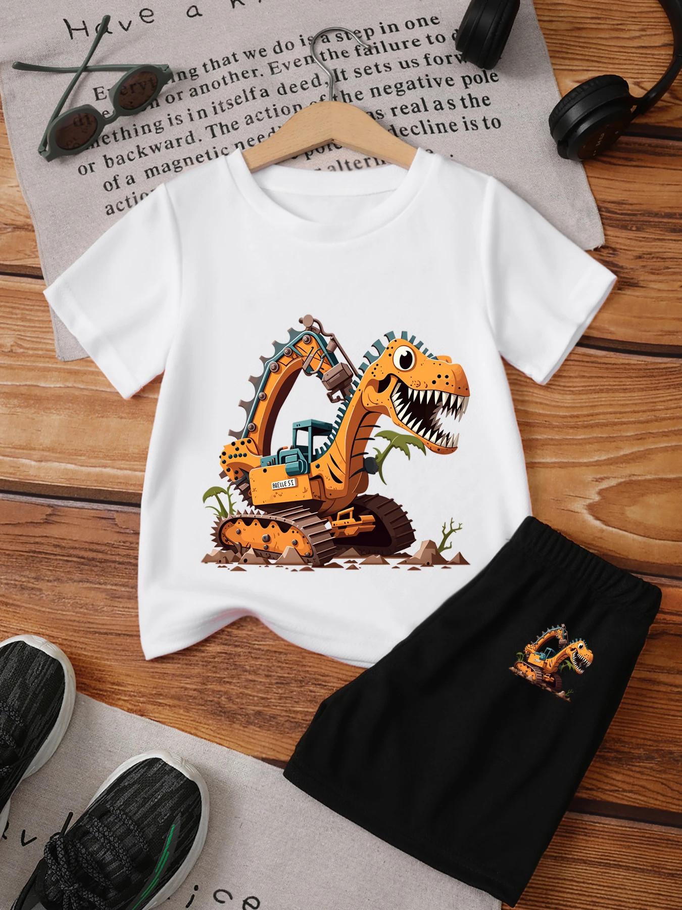 

2 предмета: летний повседневный комплект из футболки и шорт для мальчиков с принтами в виде мультяшных динозавров и экскаваторов