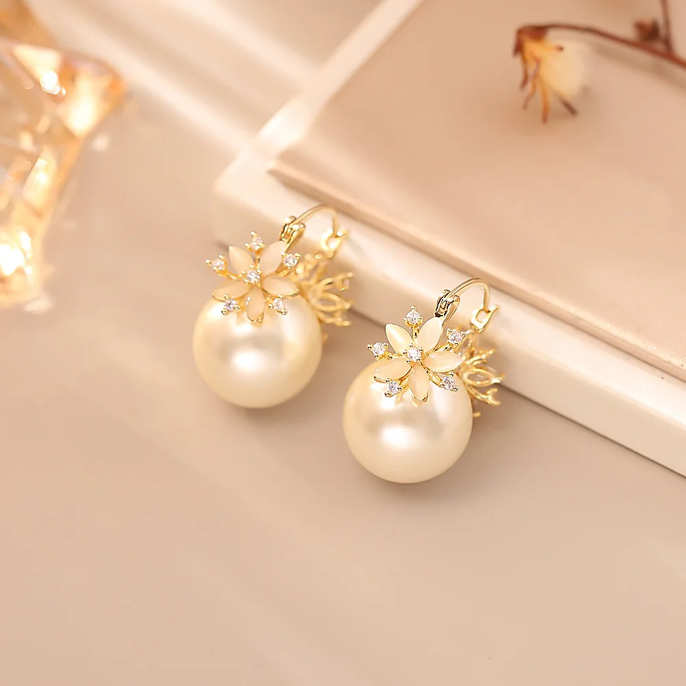 

Double-sided zircon flower pearl earrings, high-end fashion niche earrings, cat's eye versatile commuting earrings