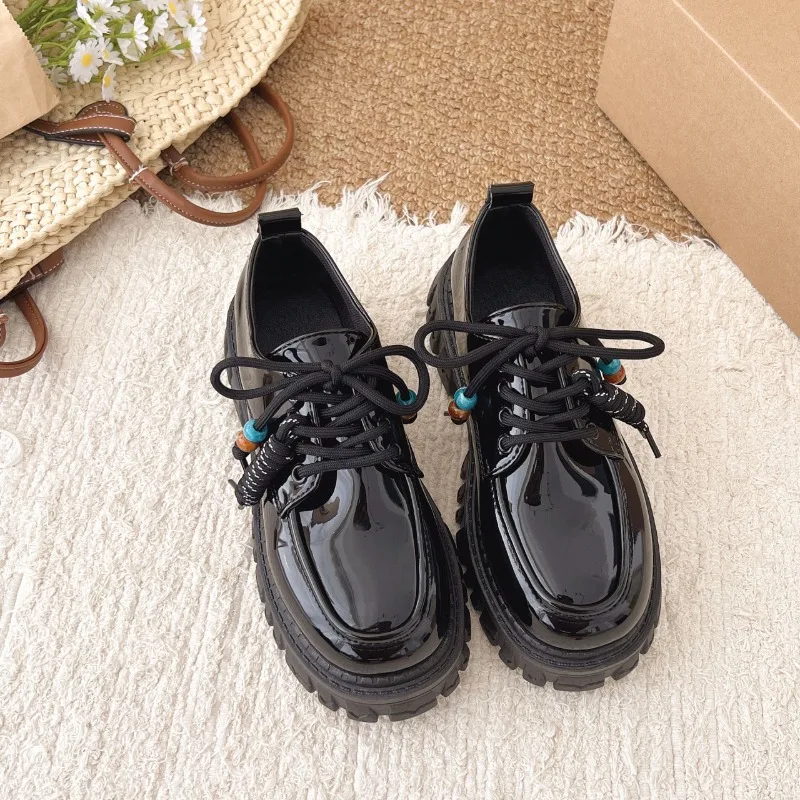 

Лоферы из искусственной кожи на среднем каблуке и квадратном каблуке, однотонная женская обувь на шнуровке, распродажа, модные весенне-осенние туфли-лодочки на мелком каблуке с бусинами 2023 года