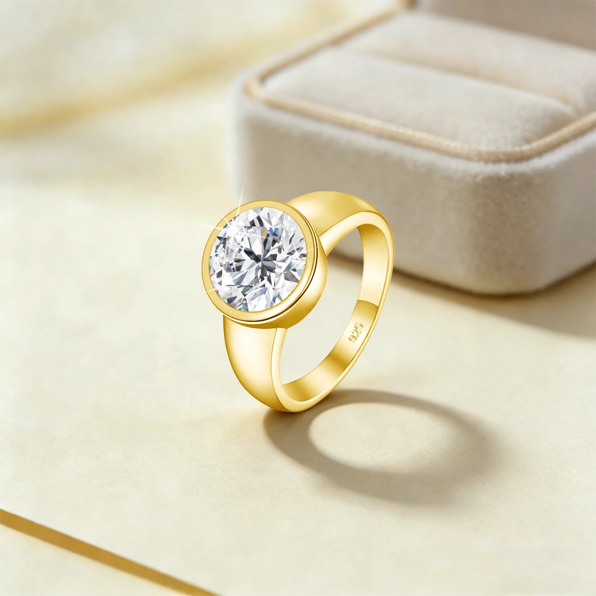 18K vergoldeter Ring mit 5 Karat runden Moissaniten im Fassungsschliff, 925 Sterling Silber, Hochzeits- und Verlobungsschmuck, Geschenk für Frauen und Männer – Detail 6