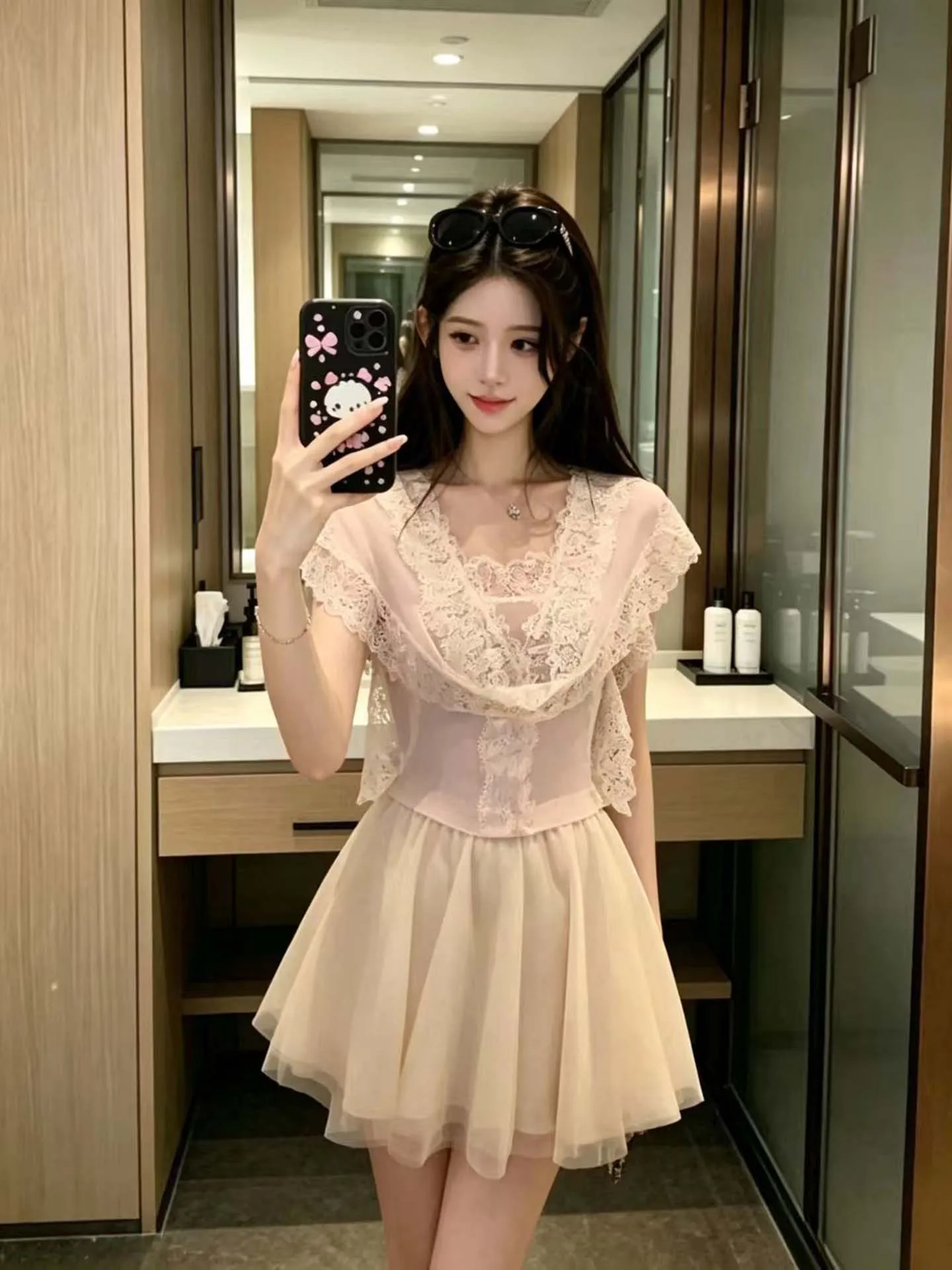 

Women's Lace Trim Halter Neck Two-Piece Set Slimming Waist Mesh Skirt Short Sleeve Flip Collar Summer Fashion Ensemble