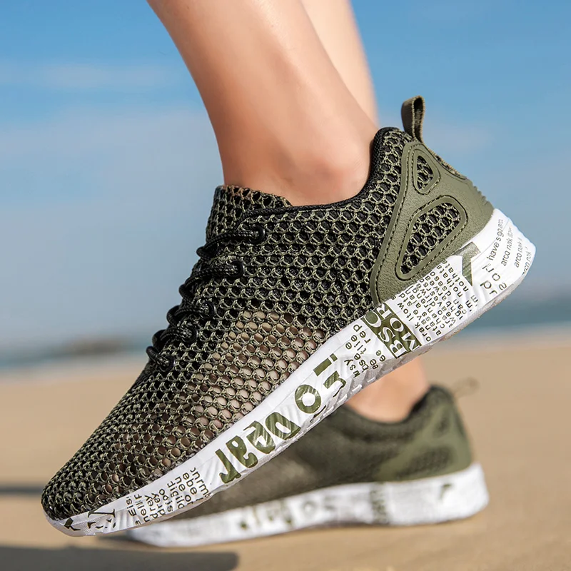 Nuevos zapatos acuáticos informales de verano para hombre, zapatillas de deporte de malla ventiladas para primavera y otoño, calzado de moda, sandalias de playa, pescador de agua transpirable