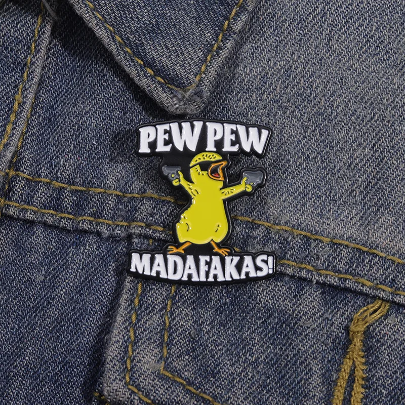 Pew Duck with A Gun Émail Pin, Creative Madafakas Mafia Brooch, Revers Metal Danemark ge, Bijoux Cadeaux pour Amis, Vente en gros