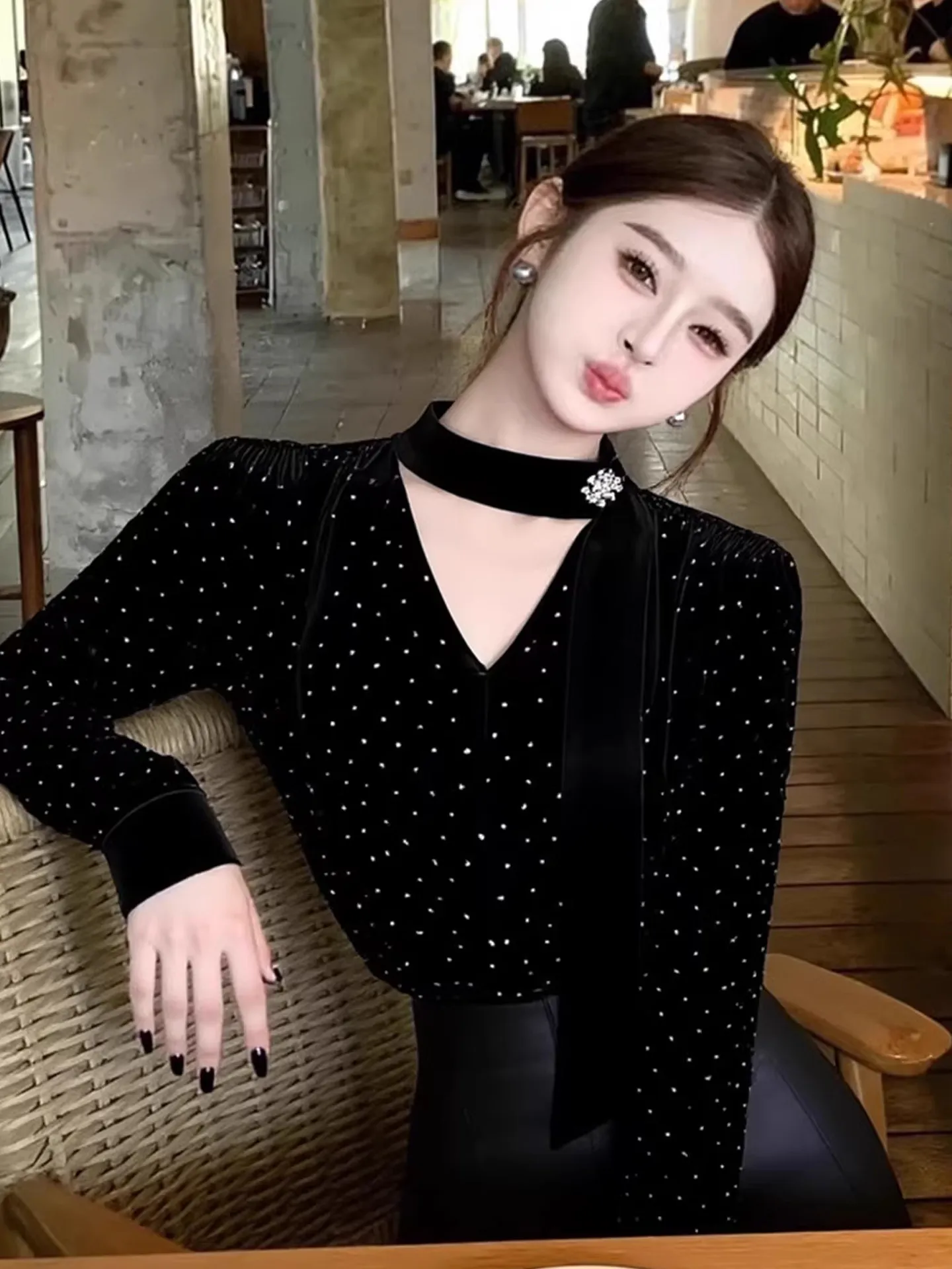 

Женская бархатная блузка Hebe Sle Bla в горошек, ранняя весна, роскошная футболка с длинным рукавом, элегантный топ, корейская версия, универсальная модель