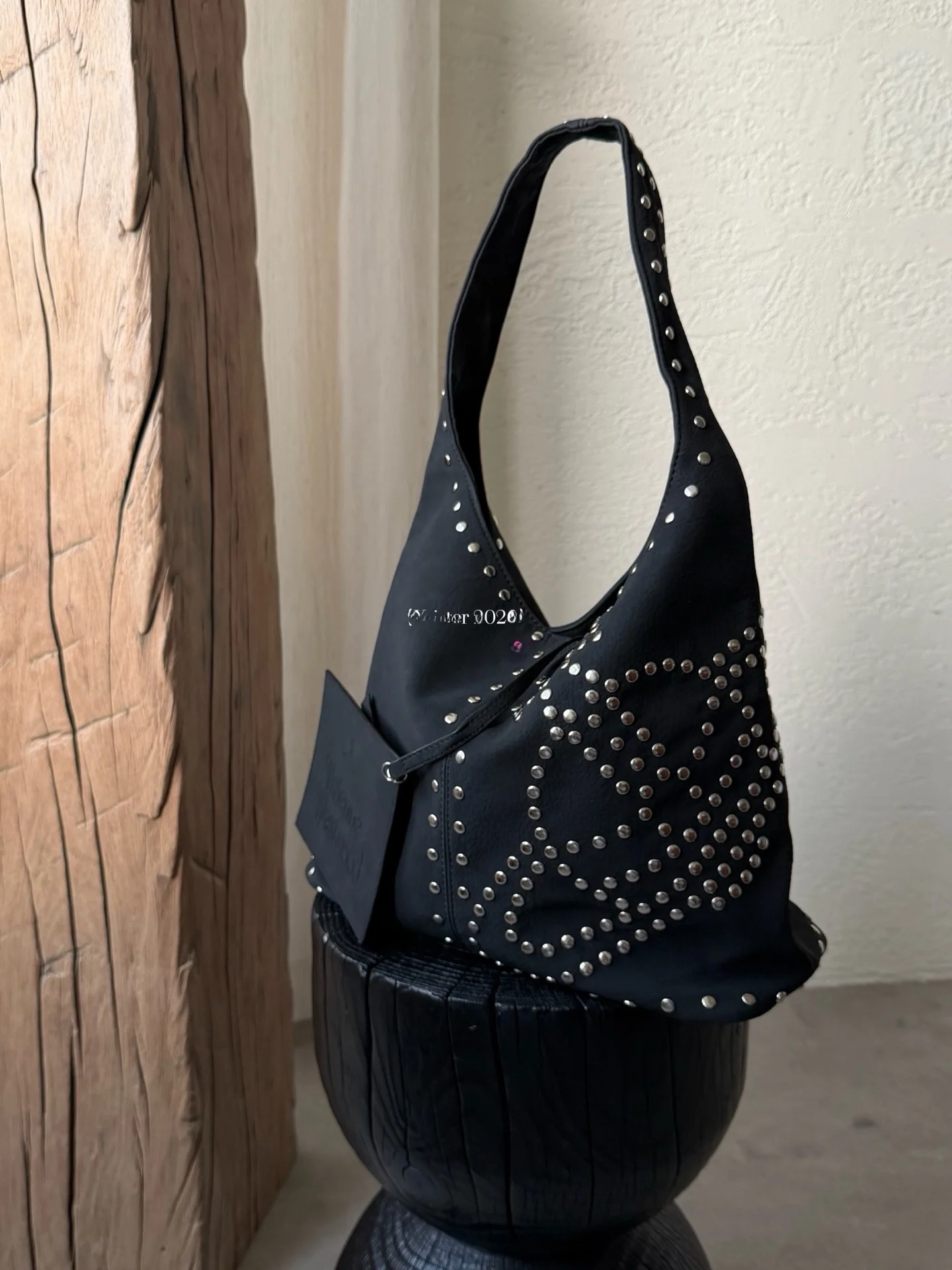 Cool Feeling Rivet Lazy Soft Leather Tote Bag Large Capacity Single Shoulder Armpit Bag Stylish British Style Shopping Bag Shape