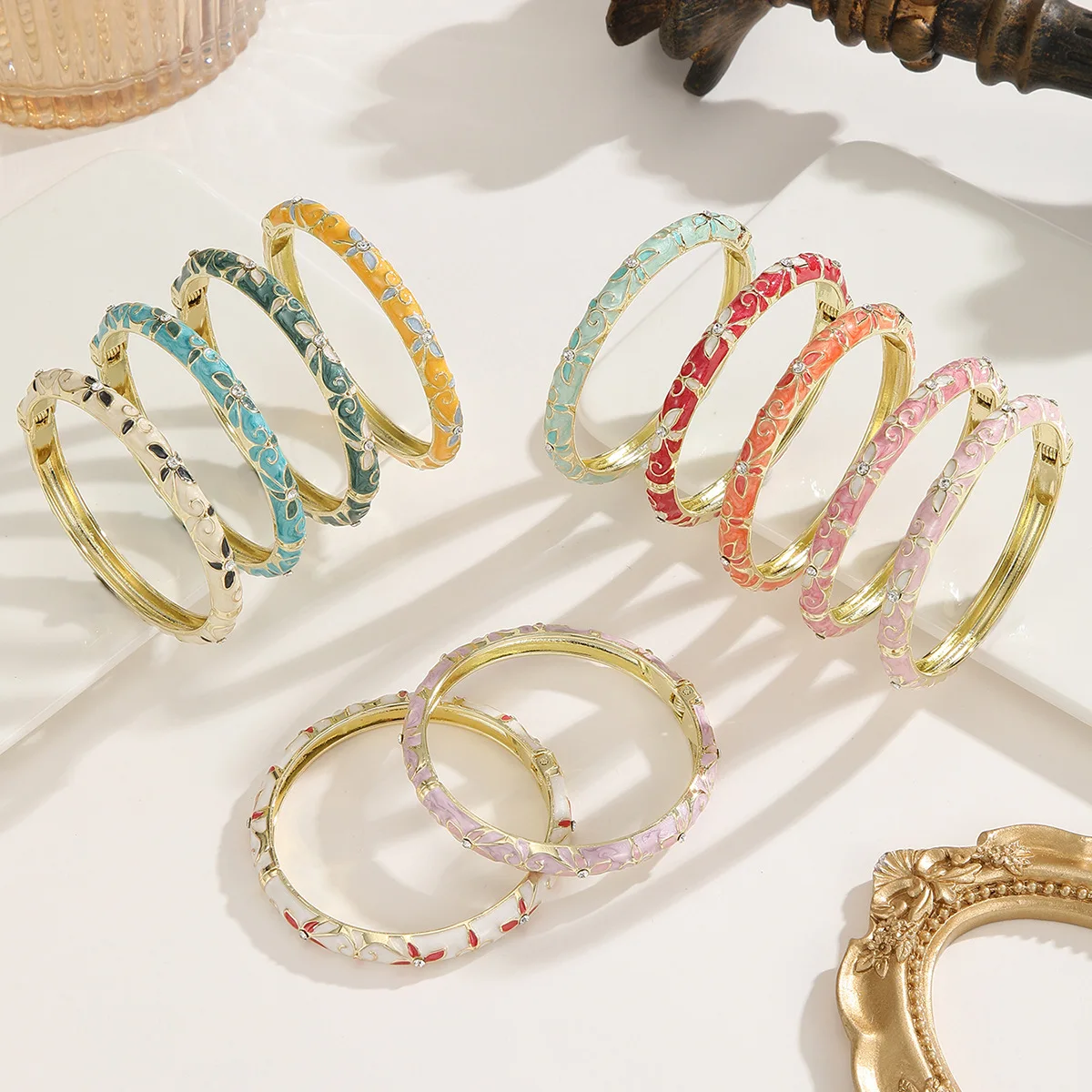Colourful floral oil-drip four-leaf clover bracelet for women with diamond-encrusted enamel in a ethnic style open bangle
