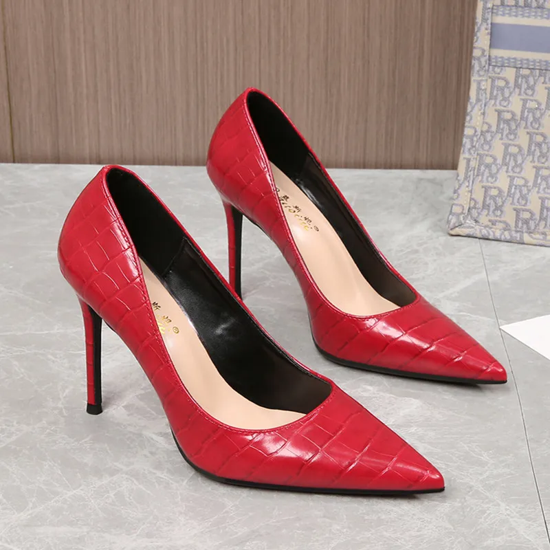 Crocodile patterned black high heels, women's slim heels, 2026 new design, niche temperament,versatile professional single shoes