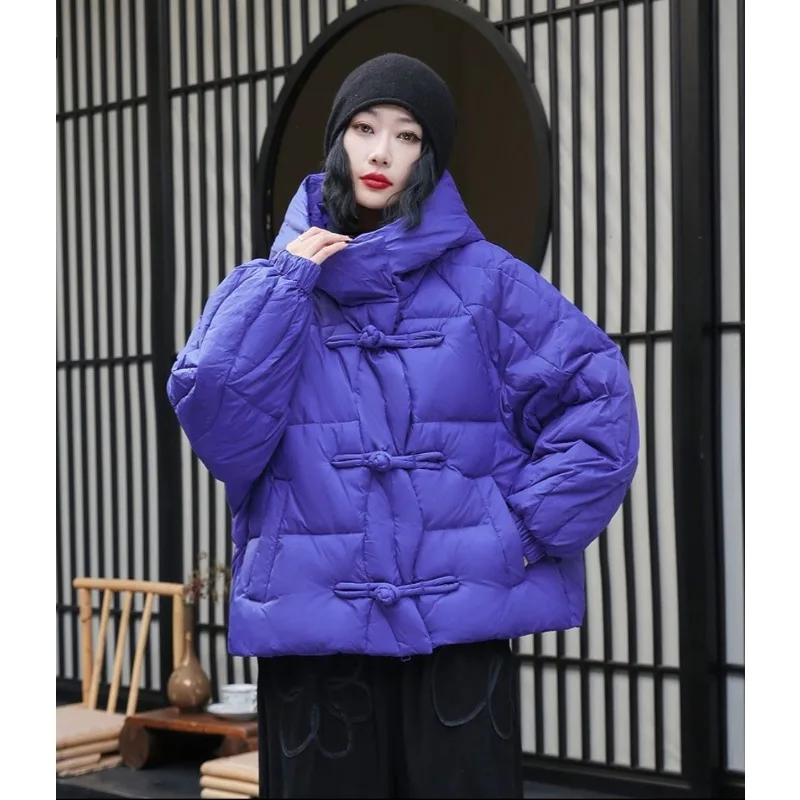 A nova jaqueta de inverno para mulheres curto com capuz um com estilo étnico fivelas grossas feitas retro pato branco para baixo casaco solto quente