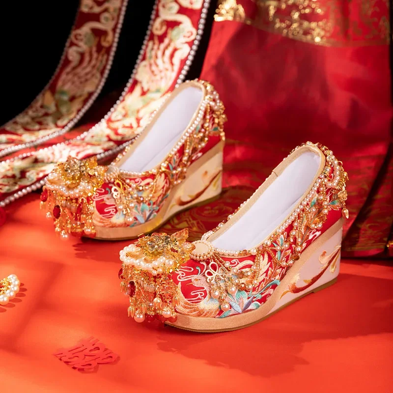 

2024 Spring New Chinese Shoes with Xiuhe Shoes Inside The Bridal Red Embroidered Shoe