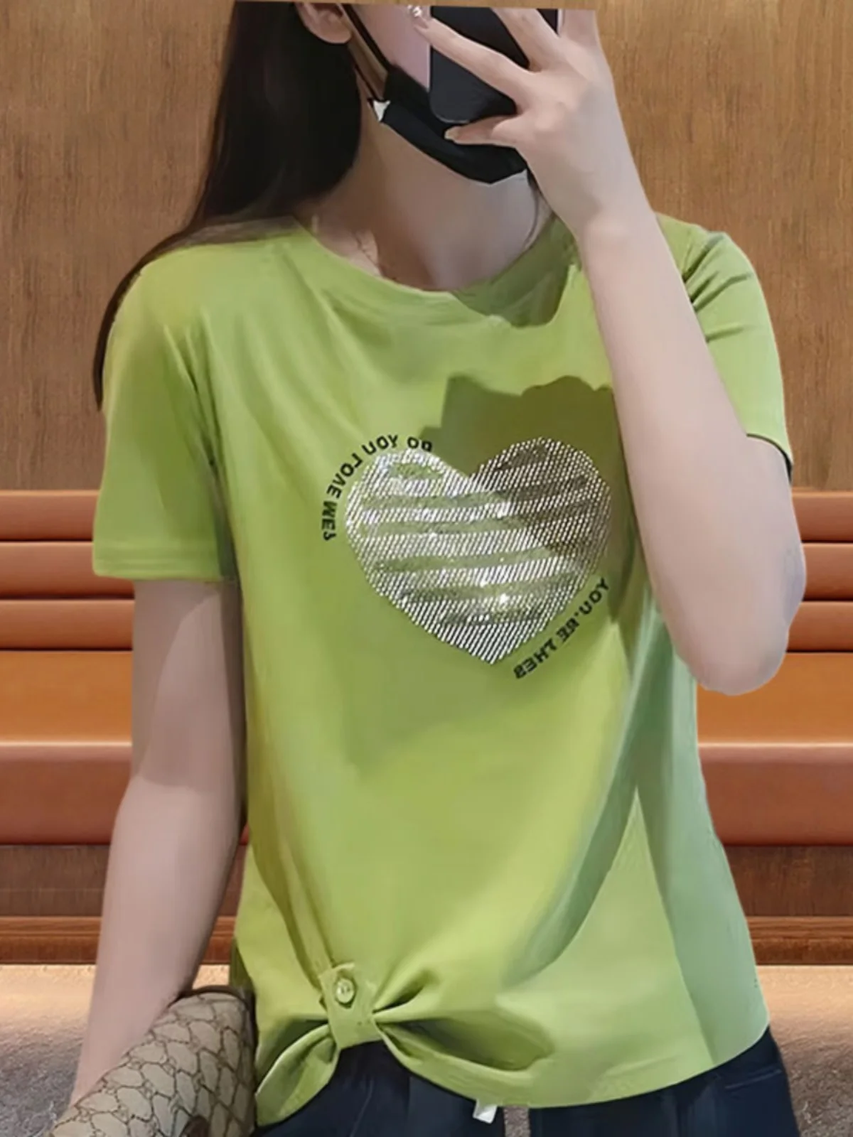 

Модная женская футболка из чистого хлопка с круглым вырезом и коротким рукавом, летняя новинка, топ для гардероба мамы, с принтом в виде сердечек.