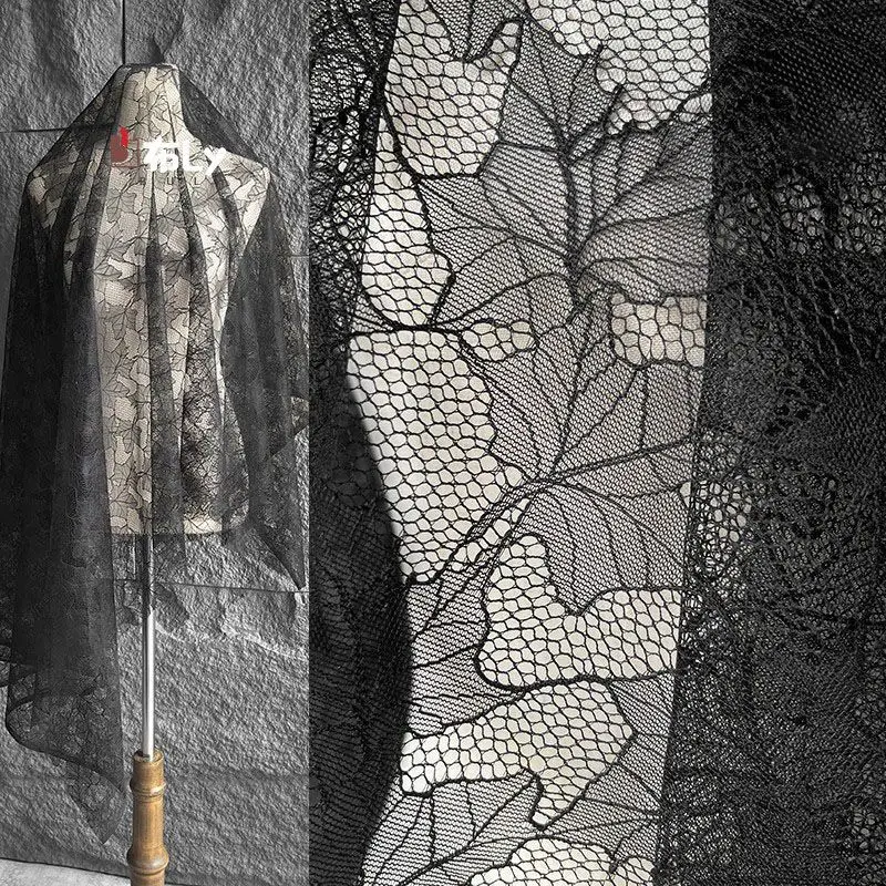 

Черная кружевная ткань с узором в виде кленовых листьев, для высококачественных юбок, платьев, блузок, дизайнерской одежды, материал для переосмысленного дизайна.