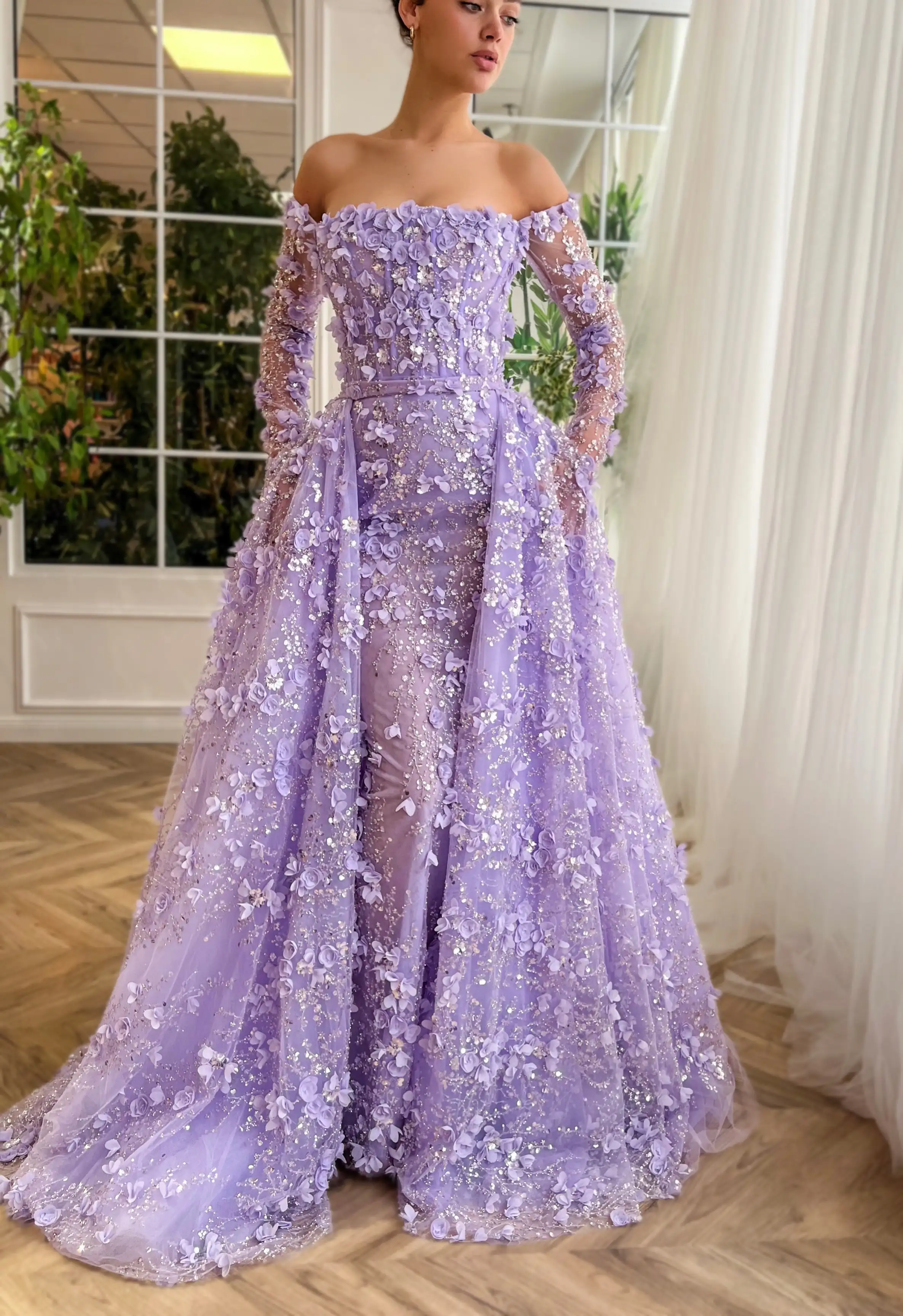 Sharon Said 3D-Blumen-Flieder-Luxus-Abendkleid aus Dubai mit Überrock in Flieder für arabische Frauen, Hochzeitsfeierkleid SS352, maßgeschneidert – Detail 11