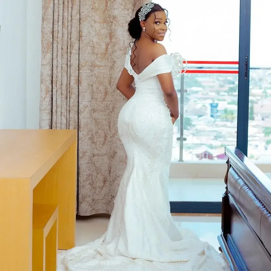 Suknia ślubna syrena na zamówienie dla panny młodej, suknie ślubne plus size, z jednym ramieniem, zdobiona koralikami, koronką, perłami i frędzlami.