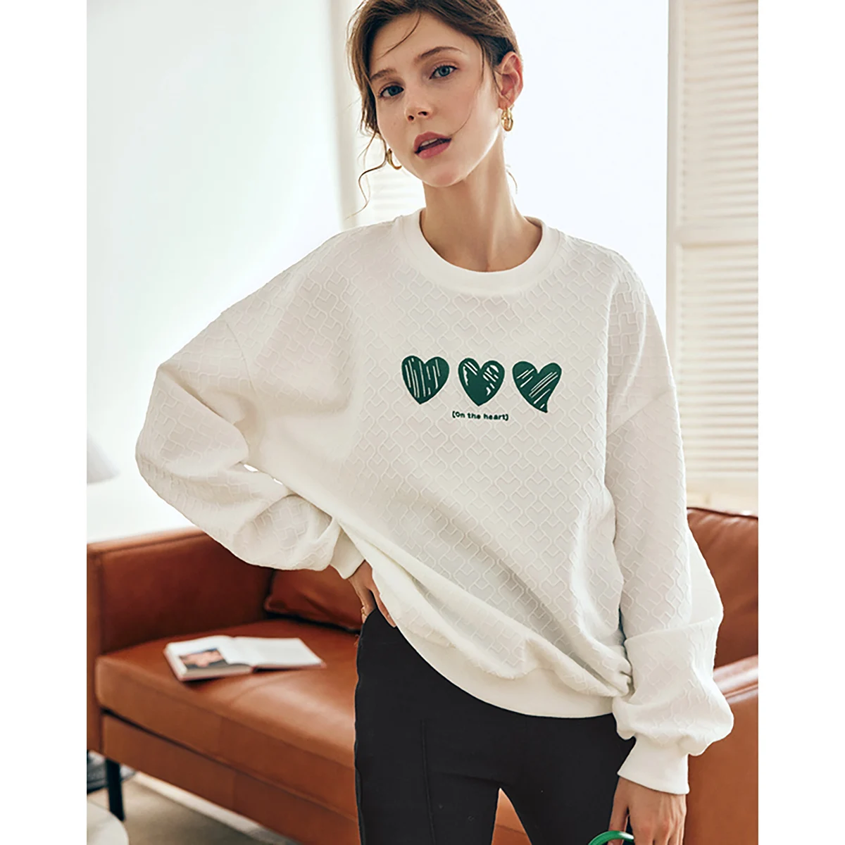 

OLrain White Graphic Sweatshirts Women's Love Embroidered O-neck Pullover 2025 Autumn Woman Oversize Long Sleeve Tops O22QR62629