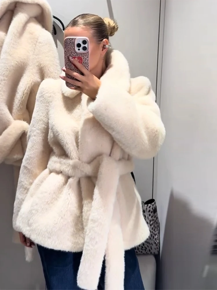 เสื้อแจ็คเก็ตขนเฟอร์เทียมสำหรับผู้หญิง ทรงหลวม ปกเสื้อแบบปกเชิ้ต แขนยาว มีเข็มขัด ขนฟู หนานุ่ม เสื้อโค้ทผู้หญิง รุ่นใหม่ ปี 2025 แฟชั่นฤดูหนาว ทันสมัย อุ่นสบาย