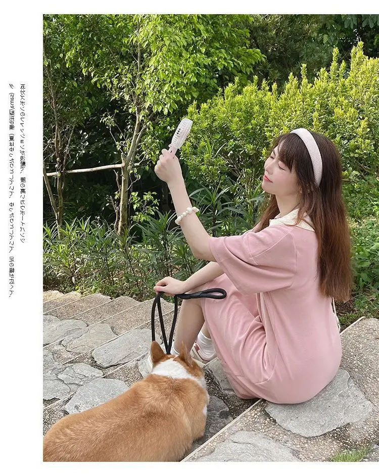 El cuello de muñeca rosa fino de verano usa un nuevo vestido suelto y delgado de manga corta