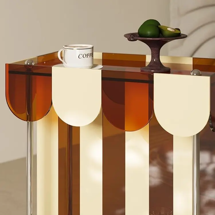 رف عربة متحرك من الأكريليك، جانب أريكة غرفة المعيشة، عدد قليل من خزانة جانبية لتناول الطعام في السيارة، وعدد قليل من طاولات القهوة الصغيرة