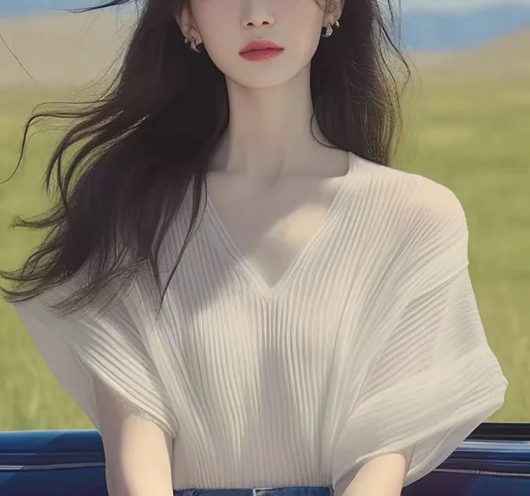 

Elegant and Chic White Solid Color Shoulder Short Sleeved T-Shirt for Women, with A Unique and Chic Style That Reduces Aging