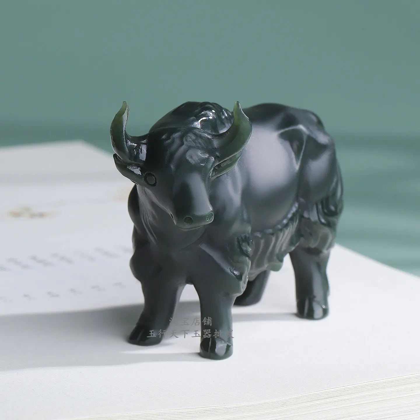 Xinjiang Hetian jade fine material three-dimensional carving cow small ornament jade hand handle piece turn the world around men