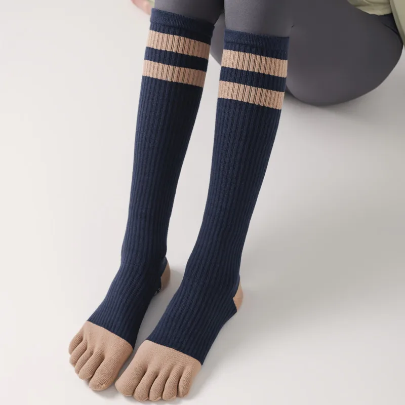 1 par de calcetines antideslizantes de cinco dedos para Pilates para mujer, calcetines profesionales antideslizantes para primavera y otoño, rayas blancas y negras, Yoga de silicona con cinco dedos