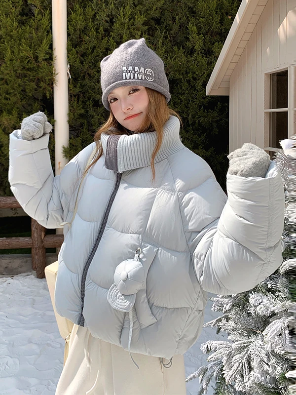 معطف نسائي محبوك من الريش بياقة عالية، دافئ وعصري، تصميم أنيق للشتاء باللون الأبيض