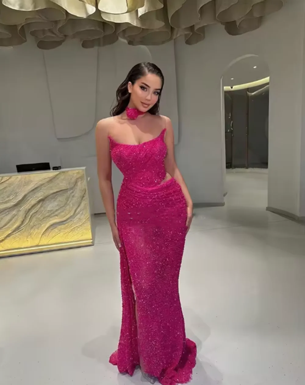 

Fuchsia Sequin Evening Dresses Strapless Sleeveless High Slit Dubai Arabic Women Formal Prom Party Gowns Robe De Soiree