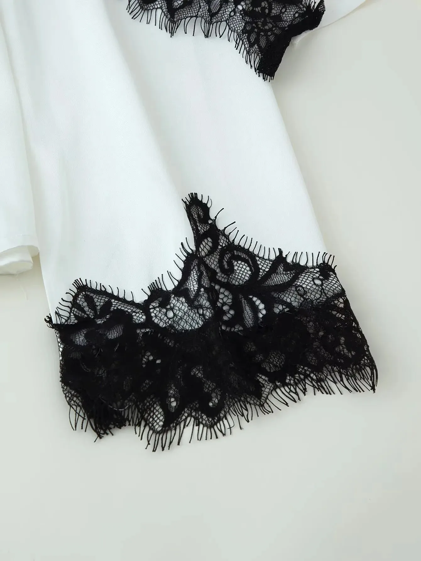 Elegante Damen-Bluse mit Spitzenbesatz und Kontrast-Schal-Design, Schicke Langarm-Bluse mit Taillenschnürung und Rundhalsausschnitt für Alltag und Dates – Detail 6
