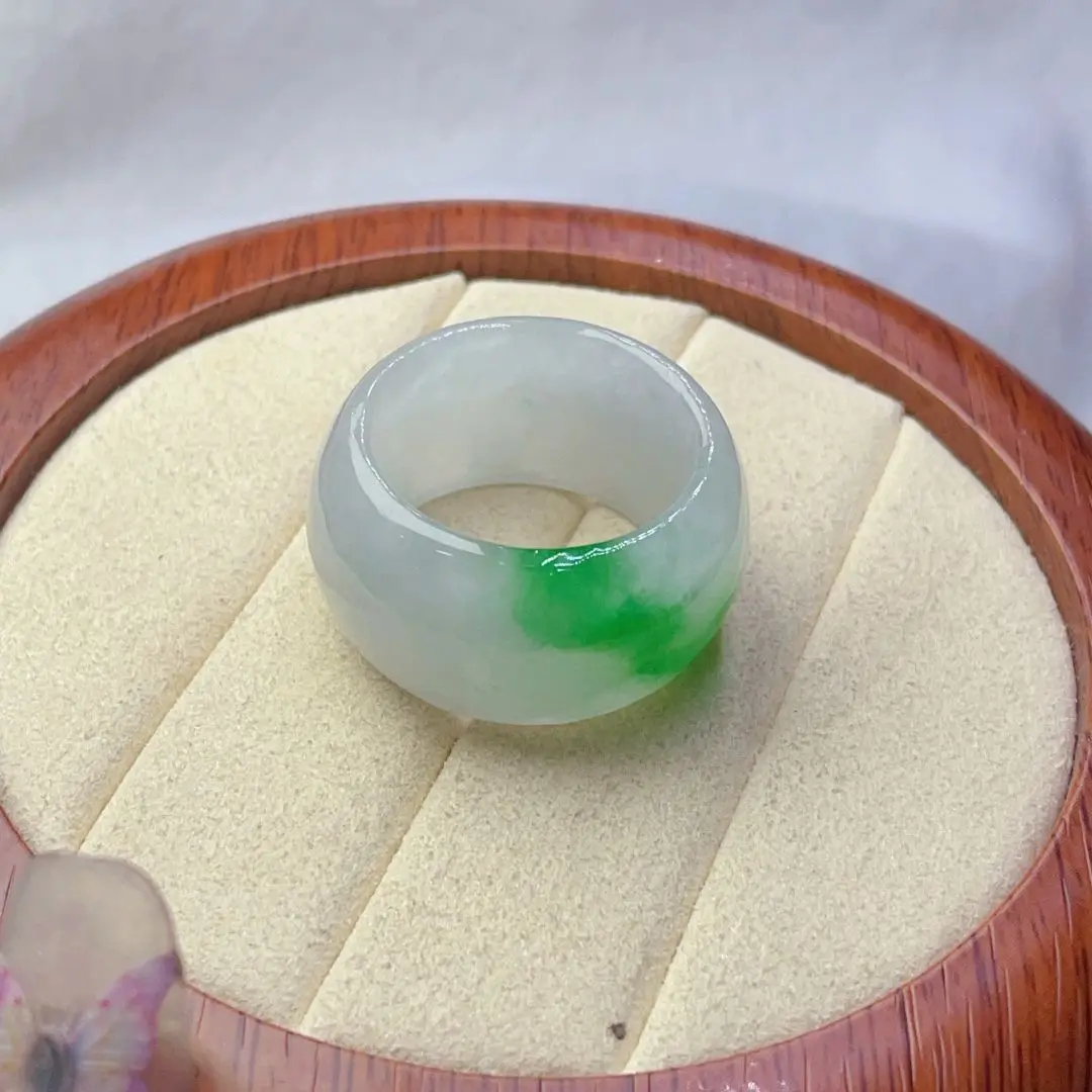 Jadeite pure natural glutinous seed white background green ring genuine new warm and delicate fine engraving versatile