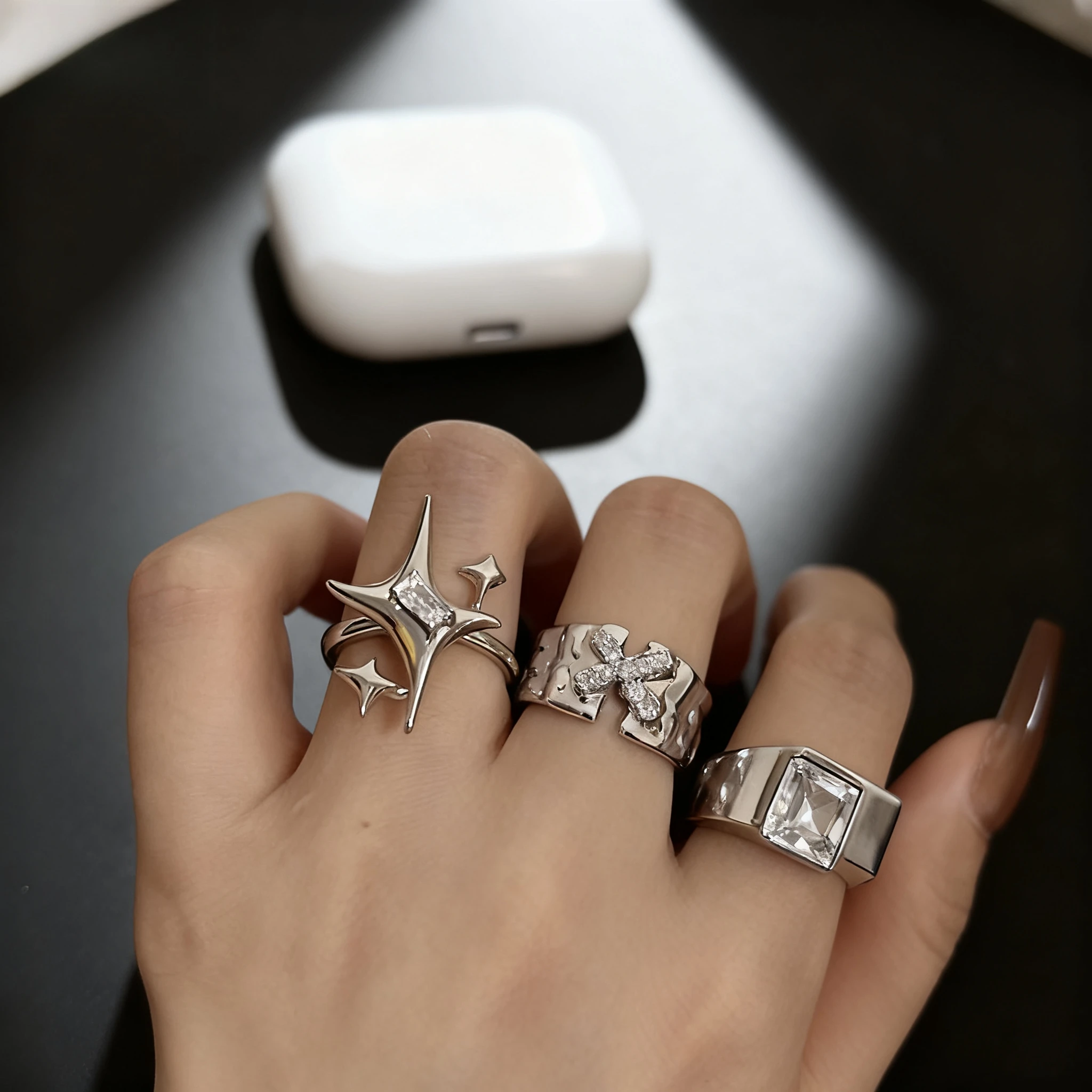 النسخة الكورية من خاتم Manxing للزوجين يتميز بملمس الزركون المرصع بتصميم حرف X أنيق وفريد من نوعه للنساء في الهالوين 2025