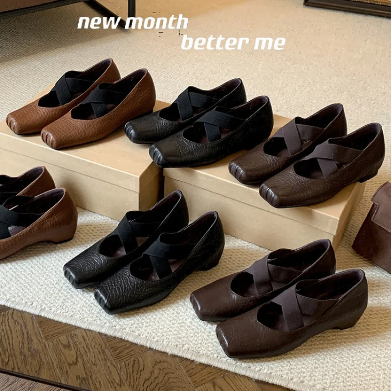 

Sophisticated Leather Mary Janes with Preppy style Youth:Featuring a Square Toe&Signature Strap. Available in Low&High