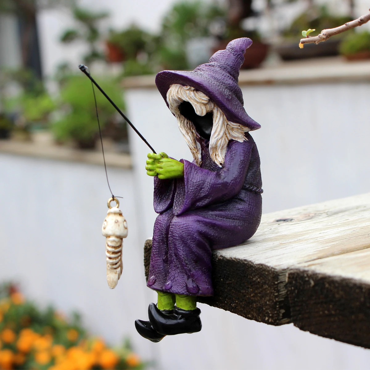 Halloween Fishing Witch Resin Statue, Sitting Witch with Skeleton Fish, Garden Pond Edge Ornament, Outdoor Yard Lawn Decor