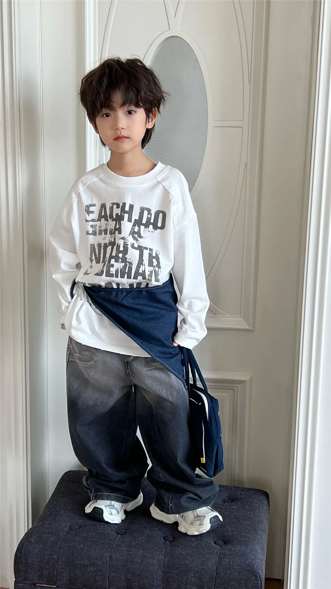 تي شيرت أساسي للأطفال لخريف 2025 بأكمام طويلة مع حواف مزركشة وأشرطة كتف من القطن الخالص طبقة أساسية أنيقة للأولاد