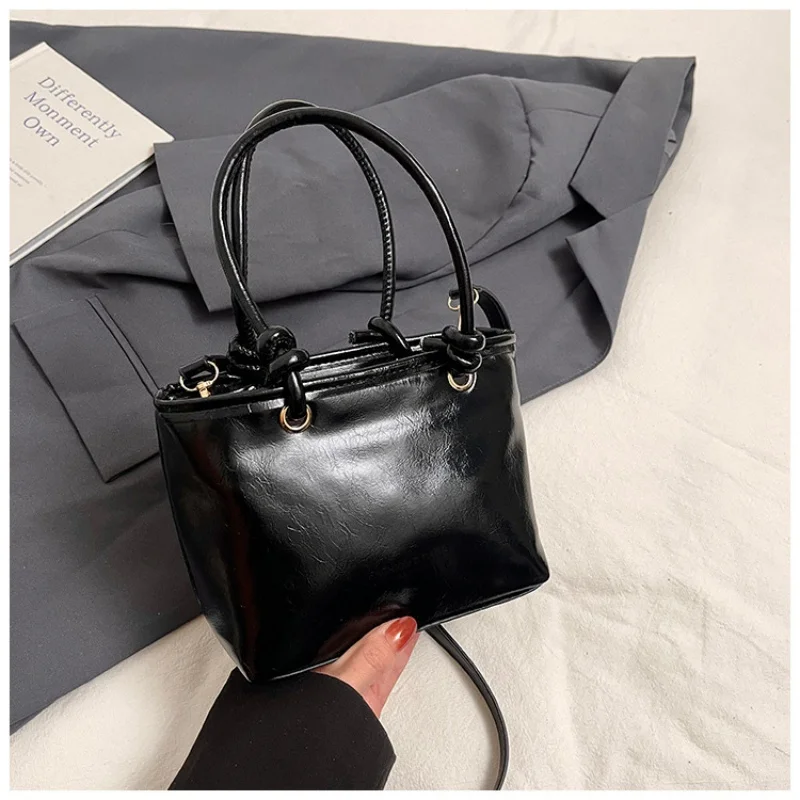 2025 nueva moda invierno versión coreana tendencia hermosa Color sólido Casual Simple bandolera bolso de cubo portátil mujeres